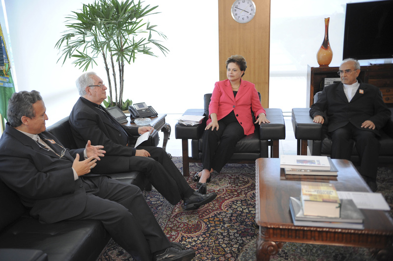 Brasília - O secretário-geral da CNBB, Dom Dimas Lara Barbosa, o presidente da CNBB, dom Geraldo Lyrio Rocha, a presidenta Dilma Rousseff e o vice-presidente da CNBB, dom Luiz Soares Vieira, durante audiência no Palácio do Planalto | Fabio Rodrigues Pozzebom/ABr