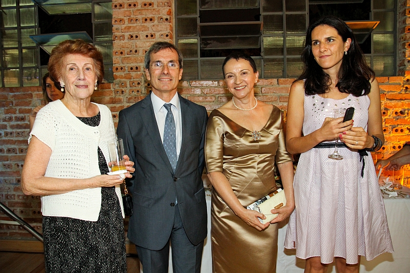 O embaixador da França no Brasil, Yves Saint-Geours, com Nancy Wesphalen (à esq.), conselheira da Aliança Francesa, Elza Lemanski (de dourado), diretora do Espaço Cultural A Fabrika, e Laure Gyselinck, diretora da Aliança Francesa, no coquetel de inauguração da Maison de France realizado nesta segunda-feira | Virgínia Guimarães