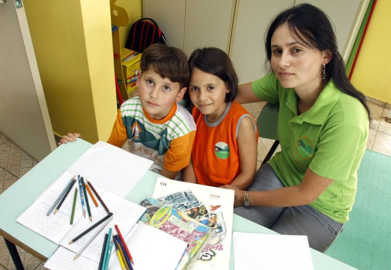 Simone Zanardini repassa aos filhos João Mateus e Alice iniciativas ambientais adotadas na escola onde trabalha | Hugo Harada/Gazeta do Povo