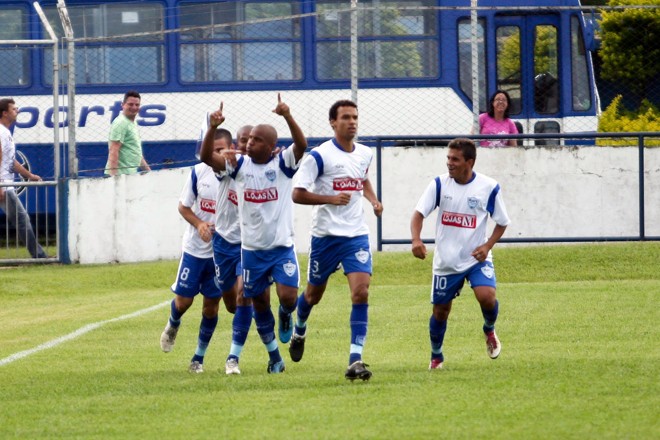 Jogadores do Iraty comemoram o gol de Eydson aos três minutos do primeiro tempo |