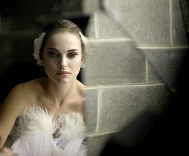Natalie Portman vive bailarina em busca do seu lado sombrio em Cisne Negro |