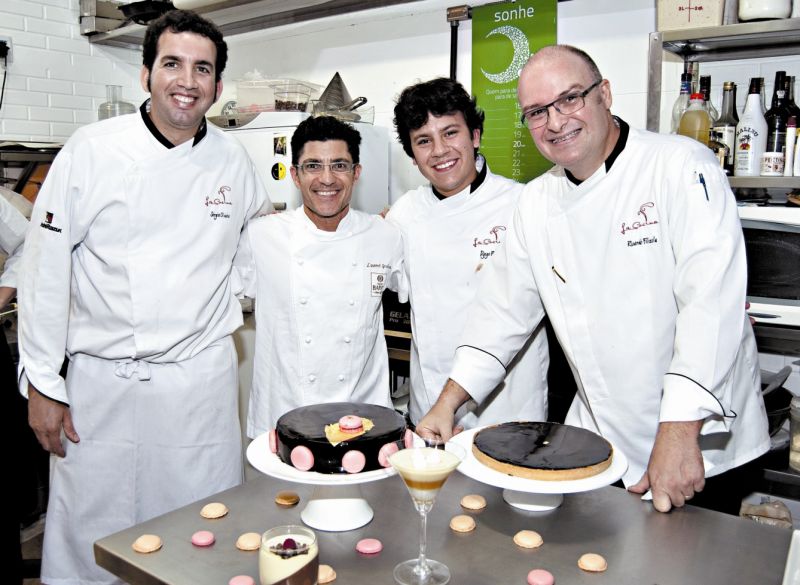 Laurent Grolleau (2º da esq. para a dir.), um dos mais importantes chefs pâtissiers do mundo, esteve em Curitiba para dar consultoria e treinamento à equipe do buffet La Cocina. Grolleau, que por alguns anos manteve aqui a confeitaria de doces finos LOpera, é atualmente coordenador de Pâtisserie da rede de hotéis Hyatt na América Latina. Com ele na foto, os chefs Sérgio Oliveira, Dyego Prado (ambos à esq.) e Ricardo Filizola (à dir.) | Alexandre Mazzo