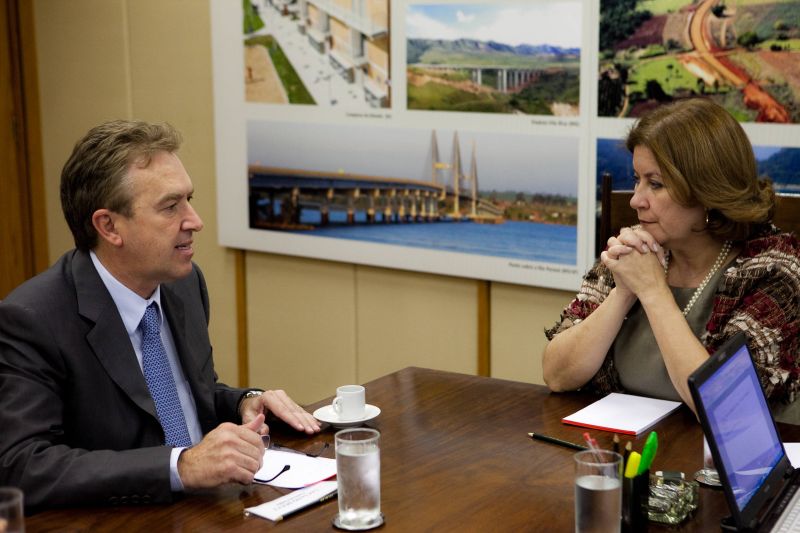 O prefeito Luciano Ducci e a ministra do Planejamento, Miriam Belchior: encontro em Brasília foi ciceroneado pela senadora Gleisi Hoffmann (PT) | Bruno Covello/SMCS