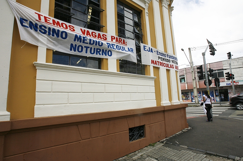Faixas penduradas na frente da Escola Estadual Xavier da Silva, em Curitiba, buscam atrair novos alunos | Priscila Forone/Gazeta do Povo