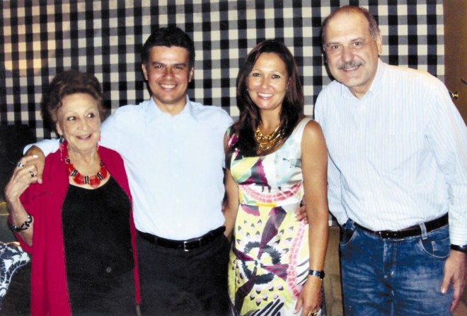 Homenageado pelos amigos que aderiram com ardor à sua vitoriosa campanha à presidência do Clube Curitibano, o advogado Joaquim Miró, com Maria Cristina; ao lado, tem a companhia da escritora Liamir Santos Hauer e do médico João Bosco Strozzi, em jantar no correto Edvino | 