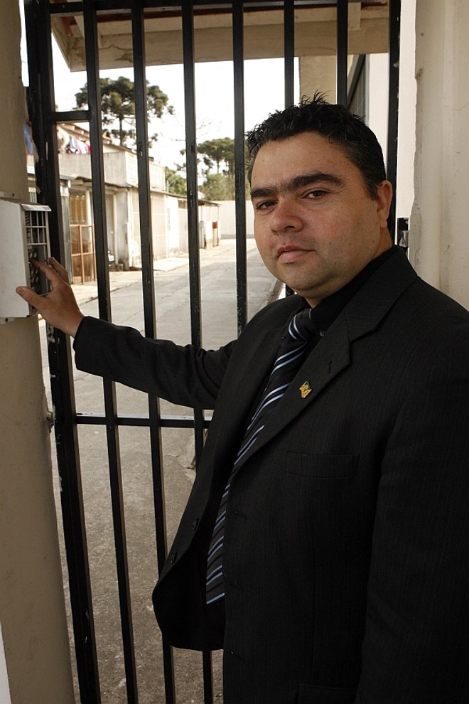 Candidato segurança -O ex-candidato a governador Robinson de Paula (PRTB, foto) é um dos policiais destacados pelo recém-criado Gabinete Militar para a segurança da Assembleia Legislativa. Ele é cabo da PM e faixa preta de kung fu. Durante as últimas eleições, apesar das tentativas de seu partido em cassar sua candidatura no Tribunal Regional Eleitoral, De Paula conseguiu concorrer e obteve 3.642 votos | 