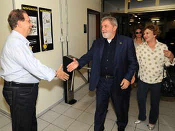 Ao chegar ao hotel Meliá, o ex-presidente Lula e a ex-primeira-dama Marisa Letícia são recebidos por Arnaldo Cunha Campos, dono do complexo Brasil 21 | Foto: Britto Júnior / Divulgação