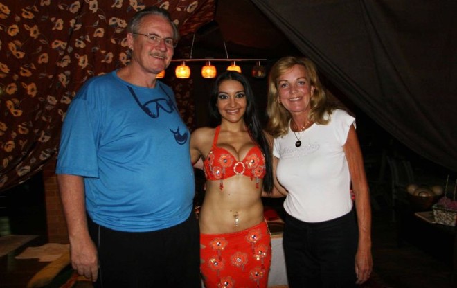 O ex-governador Orlando Pessuti e a mulher, Regina, com a bailarina de dança do ventre Juliane Alves durante a Noite Árabe no último sábado, no spa DoLago, onde ele se recupera da angioplastia a que se submeteu recentemente |
