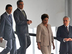 Os ministros Edison Lobão (Minas e Energia), Alexandre Padilha (Saúde), a presidente Dilma Rousseff e o vice-presidente Michel Temer(a partir da esquerda) no Palácio do Planalto | Agência Brasil