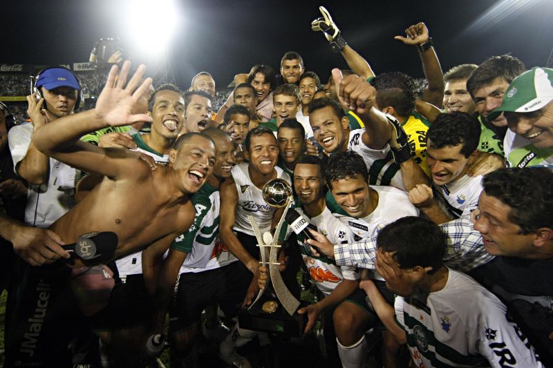 Jogadores coxas-brancas comemoram com a taça do primeiro turno. Alviverde agora tentará o título do segundo para ser campeão antecipado | Antônio Costa/ Gazeta do Povo