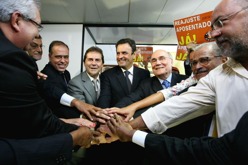 Aécio (PSDB) e Paulinho da Força (PDT), ao centro, com outros sindicalistas e parlamentares: mínimo uniu à oposição as centrais sindicais e um partido governista, o PDT | Beto Barata/AE