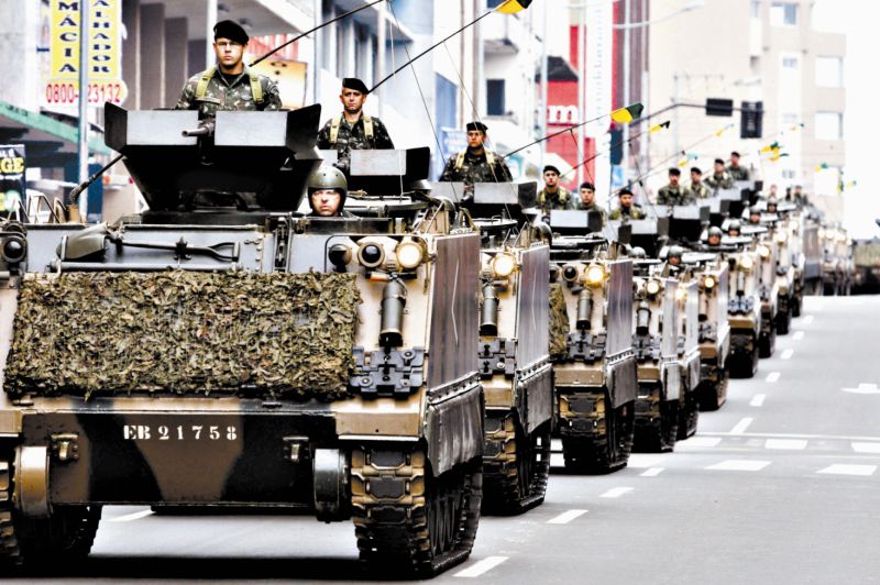 Desfile militar: na ditadura, país não estabeleceu gasto mínimo; na Nova República, investimento minguou | Henry Milléo / Gazeta do Povo