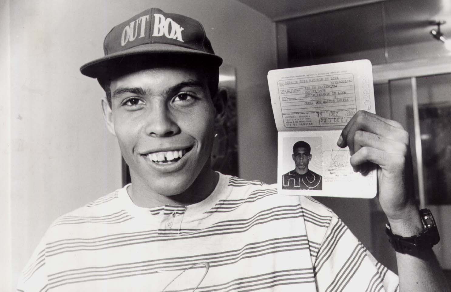 Ronaldo, em 93, tira o passaporte para jogar o Sul-Americano sub-17 na Colômbia | Antônio Lara/Jornal Hoje em Dia