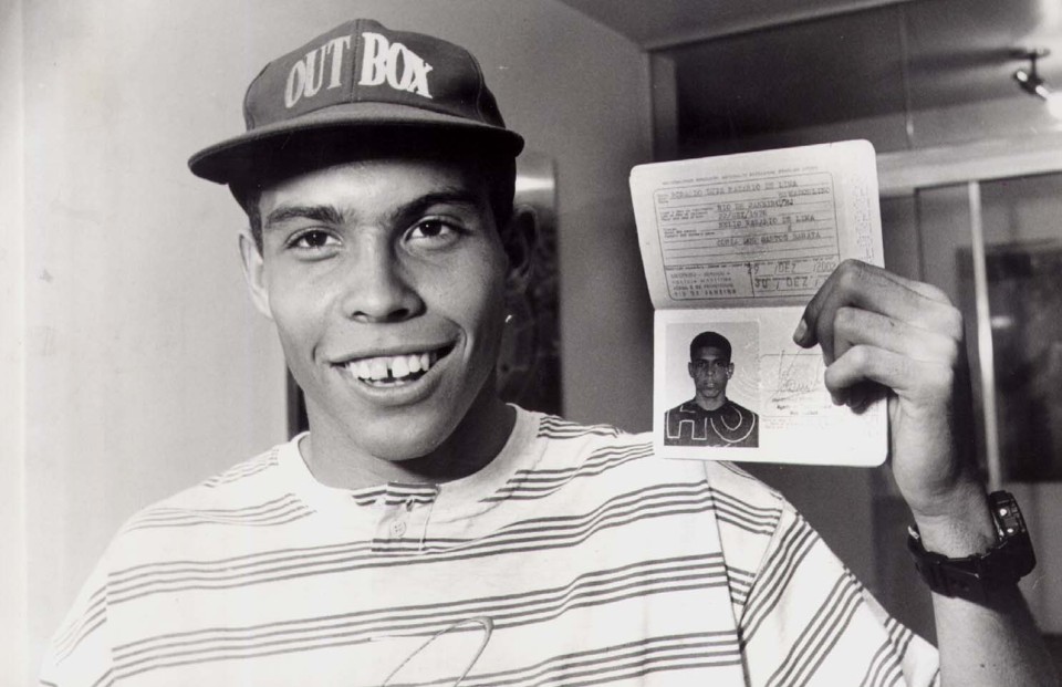 Ronaldo, em 93, tira o passaporte para jogar o Sul-Americano sub-17 na Colômbia | Antônio Lara/Jornal Hoje em Dia