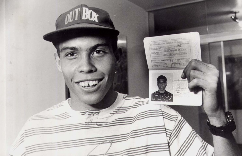 Ronaldo, em 93, tira o passaporte para jogar o Sul-Americano sub-17 na Colômbia