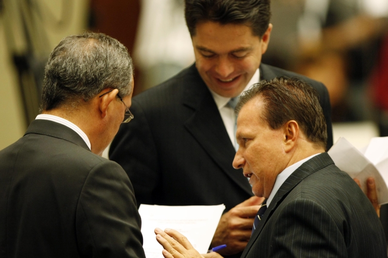 Mauro Moraes (à direita), autor da proposta de emenda que proíbe o benefício a ex-governadores: projeto estava engavetado e foi reapresentado ontem | Foto: Albari Rosa/Gazeta do Povo