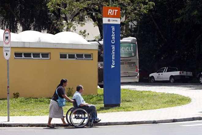 O cadeirante Hildebrando Pereira depende da esposa para chegar ao terminal |