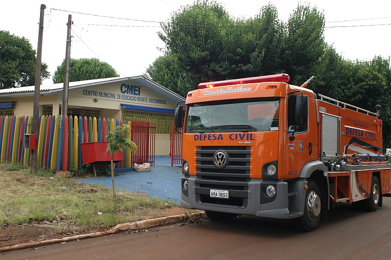 Caminhão-pipa abastece creche em Cascavel: falta de água persiste | Marcelino Duarte