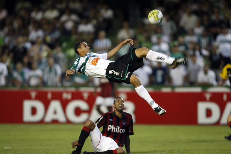 Emerson ganha lance do atleticano Lucas | Albari Rosa/ Gazeta do Povo