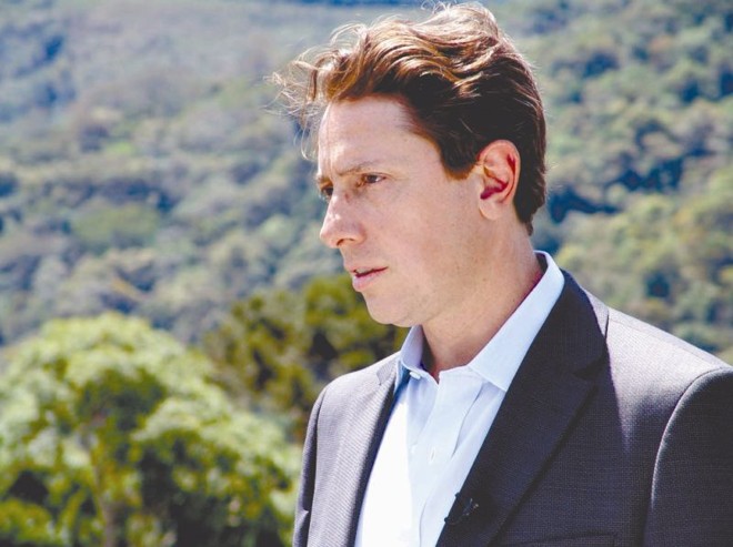 DESTAQUE JURÍDICO- O advogado Tarcísio Araújo Kroetz, sócio de Carlos Eduardo Hapner no conceituado Hapner e Kroetz Advogados, levou mais uma vez o nome do escritório para além das fronteiras do país, ao conceder entrevista à maior agência de notícias do mundo, a Thomson Reuters. Especialista em negócios florestais e investimentos estrangeiros, Tarcísio explanou ao repórter americano Ruben Ramírez, que veio a Curitiba especialmente para entrevistá-lo, acerca das restrições de comercialização de terras a estrangeiros, que vigoram no país desde agosto e já causaram o congelamento de mais de 17 bilhões de reais em investimentos. A reportagem foi reproduzida em veículos dos Estados Unidos, Canadá, Índia e Grã Bretanha | 