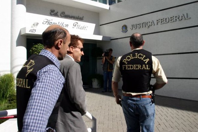 Waldir Copetti Neves (no meio), em audiência em 1995: processo que investiga ligações telefônicas ilegais está parado | 