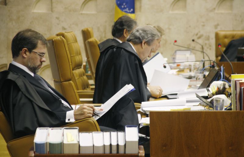 Toffolli (olhando o processo, esq.): pedido de vista do ministro adiou o julgamento do caso do Pará | Gervásio Babtista/STF