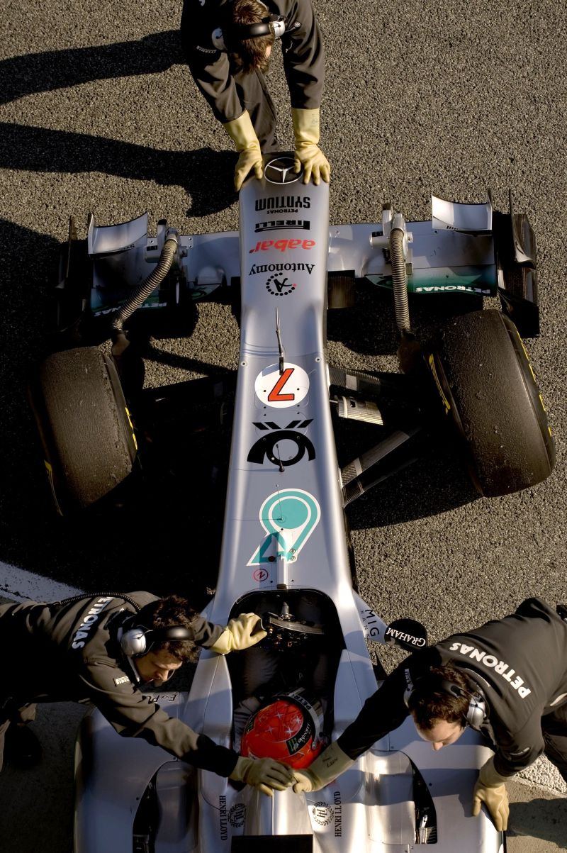 Com o pé direito: Michael Schumacher, da Mercedes, foi o mais rápido no treino de ontem em Jerez de la Frontera | Jorge Guerrero / AFP