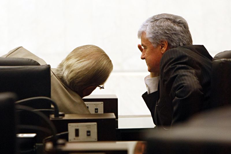 O ex-presidente da Assembleia, Nelson Justus (à esquerda) em conversa com o atual, Valdir Rossoni, no plenário da Casa | Albari Rosa/Gazeta do Povo