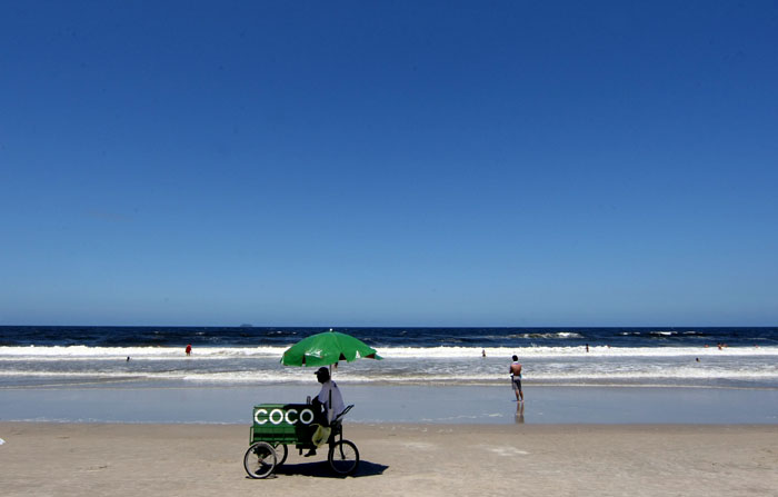 O vendedor de cocos João Batista de Paula conta que chegou a vender 140 unidades por dia no carnaval passado | Valterci Santos / Agência de Notícias Gazeta do Povo