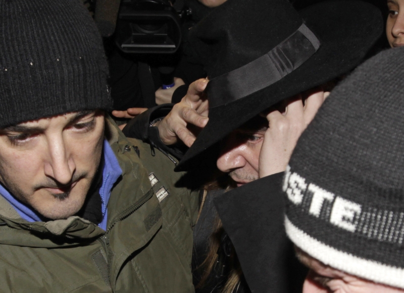 O estilista John Galliano sai de interrogatório em delegacia de Paris | REUTERS/Jacky Naegelen