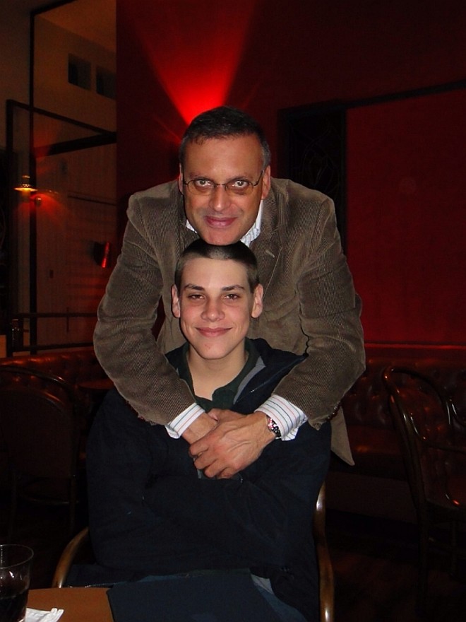 Luiz Henrique de Almeida, na foto com o pai, o advogado João Ricardo Cunha de Almeida, está com tudo e todo prosa. Dos seis vestibulares que prestou, passou em primeiro lugar em três: Engenharia Mecânica na PUCPR e no Positivo e Física na UFPR, além de ser aprovado em Física na Universidade Federal de São Carlos, na Unicamp e na USP, onde começou a estudar nesta semana | 