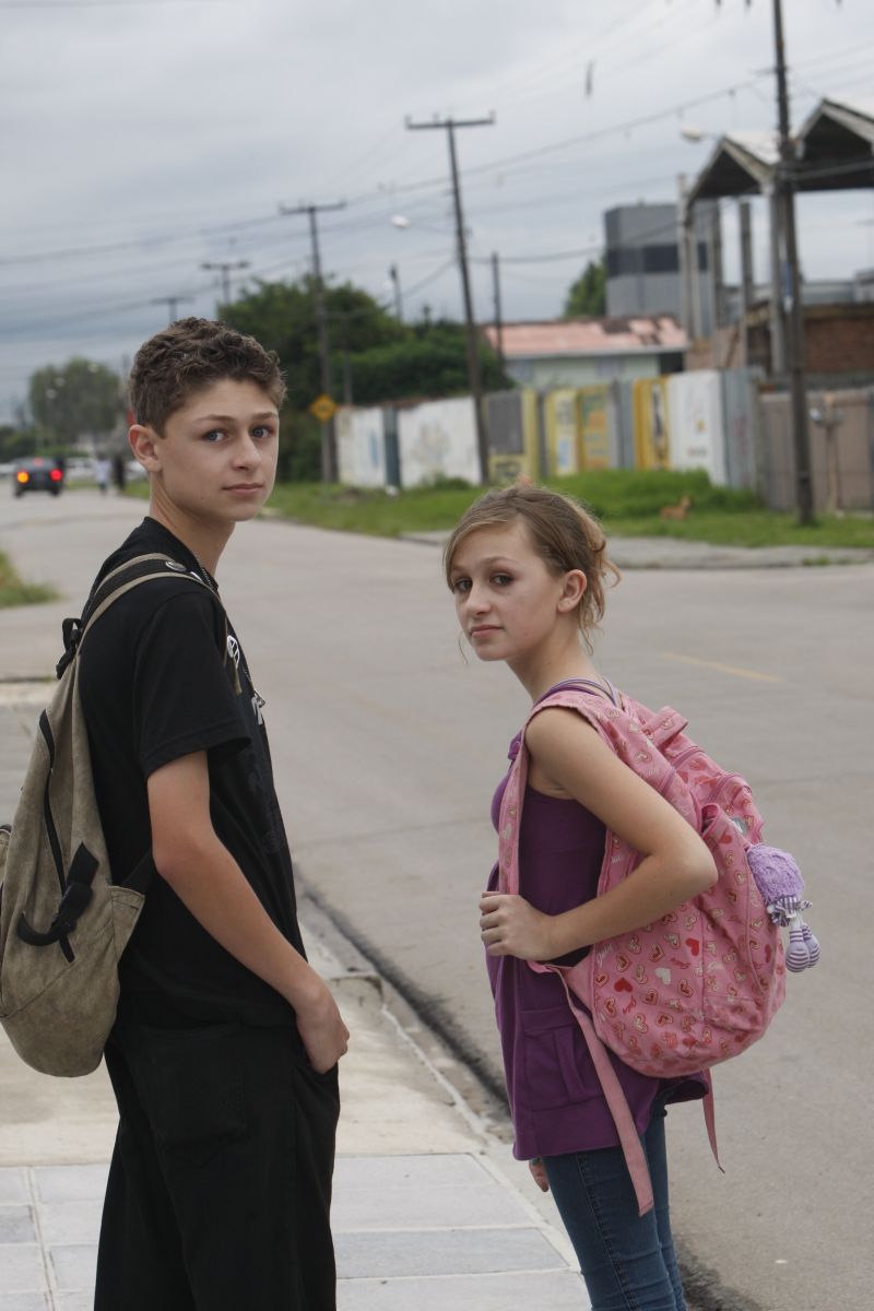 Os irmãos Carlos, 16 anos, e Camila, 12 anos, não sabem se todos os professores aparecerão hoje: apreensão na volta às aulas | Marcelo Elias/Gazeta do Povo