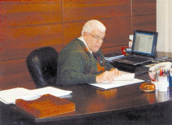 PROFISSIONAL DE DESTAQUE- O advogado Carlos Fernando Correa de Castro comemorando o sucesso de sua obra 