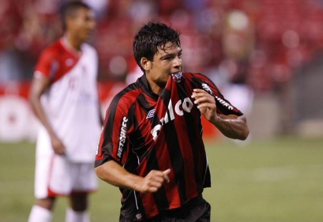 Dentro de campo, o estreante Héverton abriu o caminho para a vitória por 2 a 0 | 