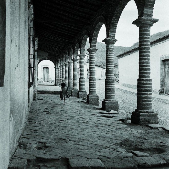 Menina correndo em um alpendre de Jalisco, em 1961 |