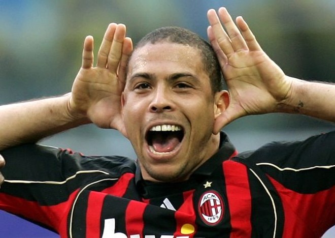 Ronaldo tentou reerguer a carreira no Milan. Fracassou (2007) |