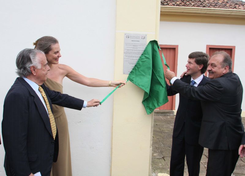 O prefeito da Lapa, Paulo Furiati (último à dir.) descerrou a placa que inaugurou o Largo Francisco Cunha Pereira Filho ao lado de dois dos filhos do homenageado, Ana Amélia Filizola e Guilherme Döring Cunha Pereira, ambos vice-presidentes do GRPCom, e de um de seus irmãos, o médico João Cândido Ferreira da Cunha Pereira. Na outra abaixo, Ana Amélia posa ao lado da escultura do pai, observada por Mario Celso Cunha | Jader da Rocha