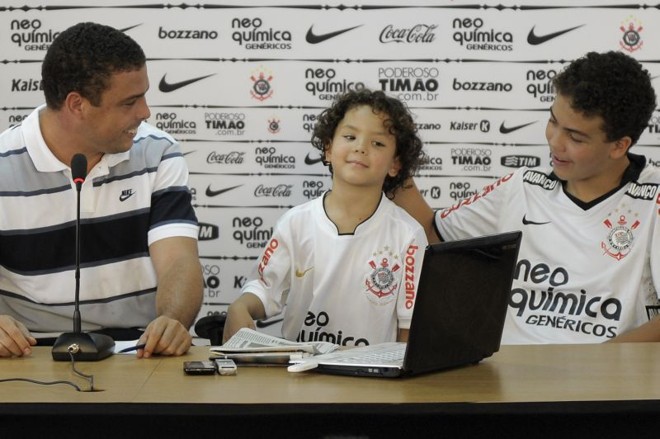 ... e sorri ao lado dos filhos Alex e Ronald | 