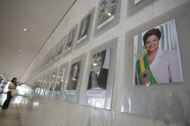 Única colorida -A foto oficial de Dilma Rousseff foi colocada ontem na galeria de imagens dos presidentes da República, no Palácio Iguaçu, ao lado de Lula e abaixo de Eurico Gaspar Dutra (1946-1951). A imagem dela é a única colorida e serve para indicar quem está no comando do país. Os demais ex-presidentes aparecem em fotografias preto e branco |