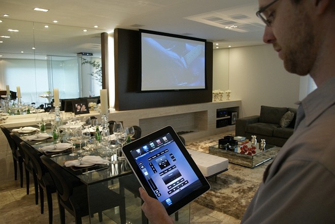 Fábio Schwanke, sócio da X-Home, em um estande da construtora Partilha: automação para uso racional da energia | 