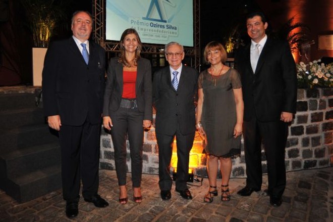 O ex-ministro Ozires Silva (ao centro) esteve em Curitiba na terça-feira para a revelação dos vencedores da quarta edição do prêmio de empreendedorismo sustentável que leva seu nome. Com ele na foto, os organizadores do evento, Norman Arruda Filho (à esq.), Milena Seabra, Maria Christina Vieira e Allan Costa |