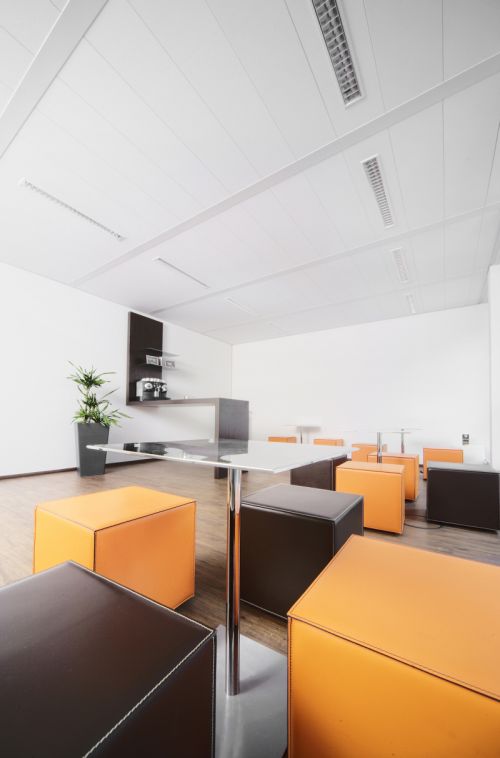 O forro AMF Thermatex Acoustic AW/SK, da Knauf AMF, é liso e confere um acabamento uniforme e elegante. O metro quadrado custa a partir de R$ 50 | Divulgação/Knauf AMF