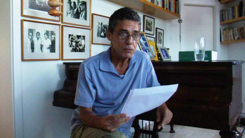 O compositor e escritor Chico Buarque, em cena do documentário Palavra (en)Cantada: fim da canção? | Divulgação