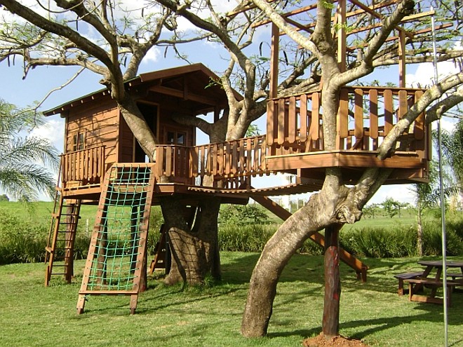 A casa na árvore infantil é mais próxima do chão e, geralmente, é montada com acessórios, que permitem subir e descer brincando | 