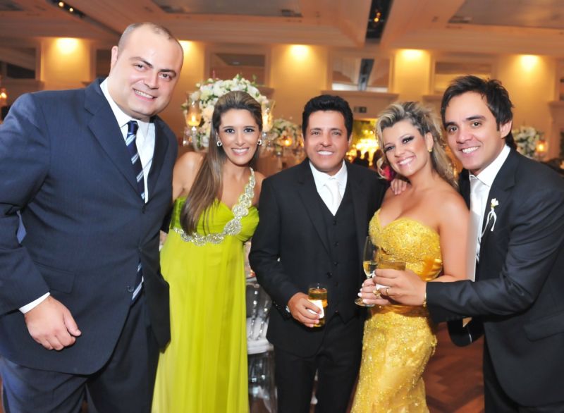 O casal Patrícia e João Guilherme Leprevost (à esq.), com o noivo, o sertanejo Bruno (ao centro), e o casal Roberta e Santiago (ele, da dupla Guilherme & Santiago), no casamento que movimentou o mundo sertanejo chic na semana passada, no Terraço Daslu, em São Paulo |
