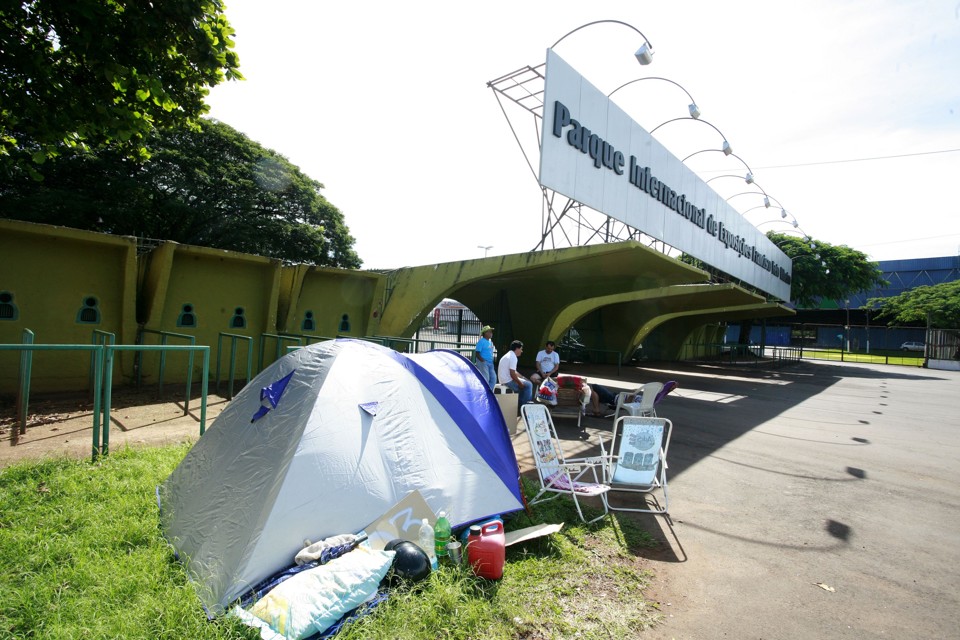 Algumas famílias montaram até acampamento para garantir a prioridade na negociação | Ivan Amorin / Gazeta do Povo