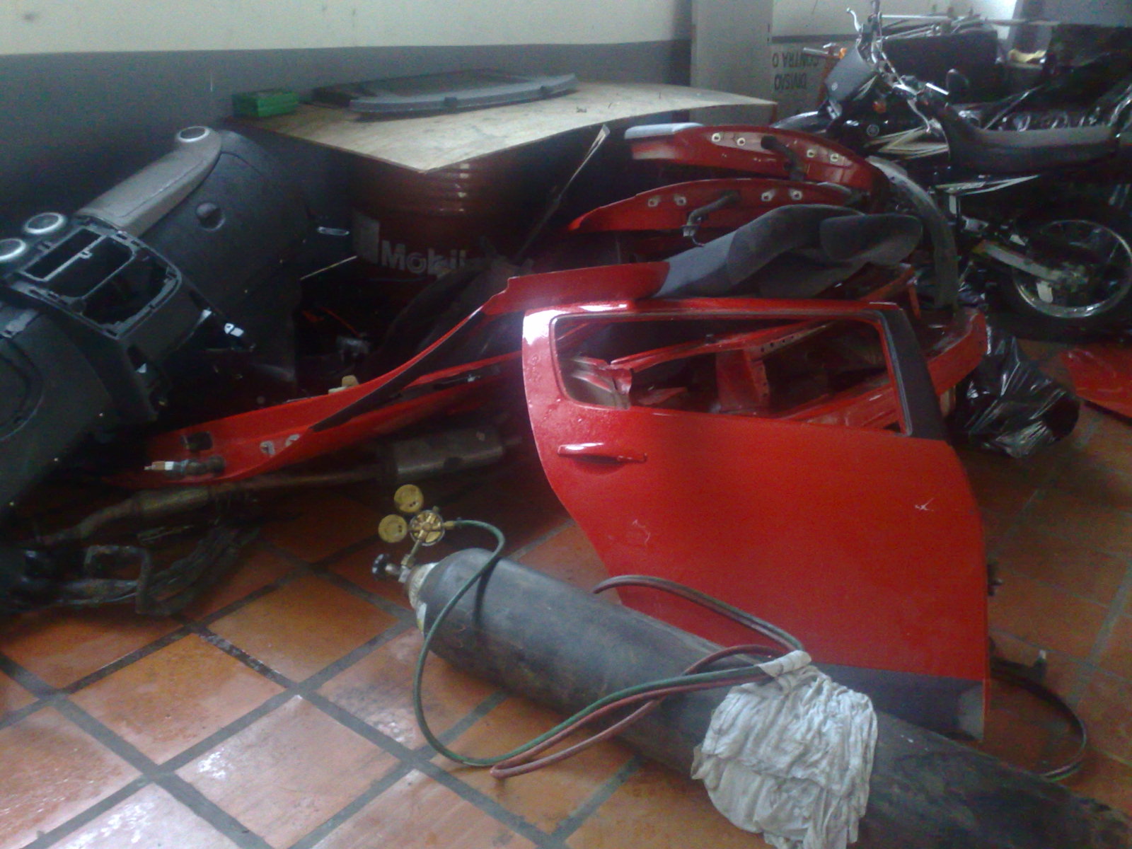 Dois veículos desmontados foram encontrados no desmanche; um Fox era desmanchado | Felippe Aníbal/ Agência de Notícias Gazeta do Povo