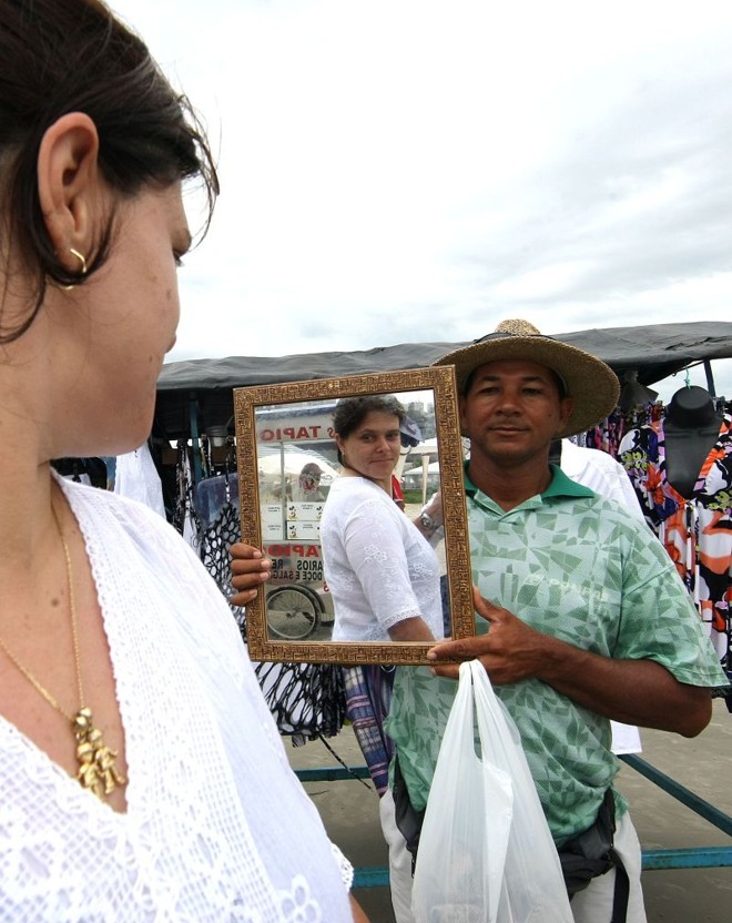 Para Cristiane Costa, as compras na praia são irresistíveis e saem mais em conta | 