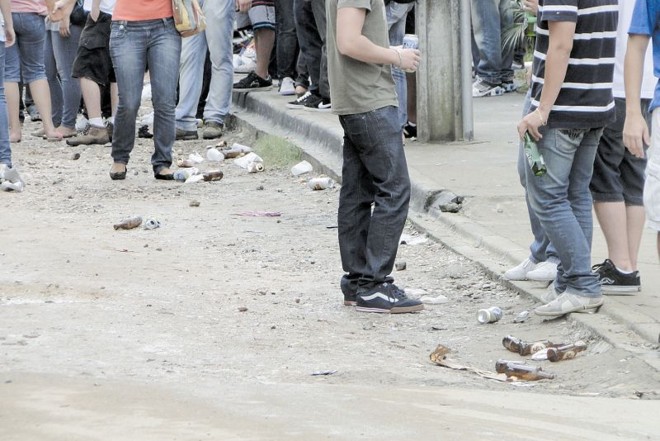 Flagrante de bebedeira em trote da Universidade Positivo feito por um fotógrafo anônimo: oito casos de embriaguez terminaram no hospital em Ponta Grossa e Curitiba |