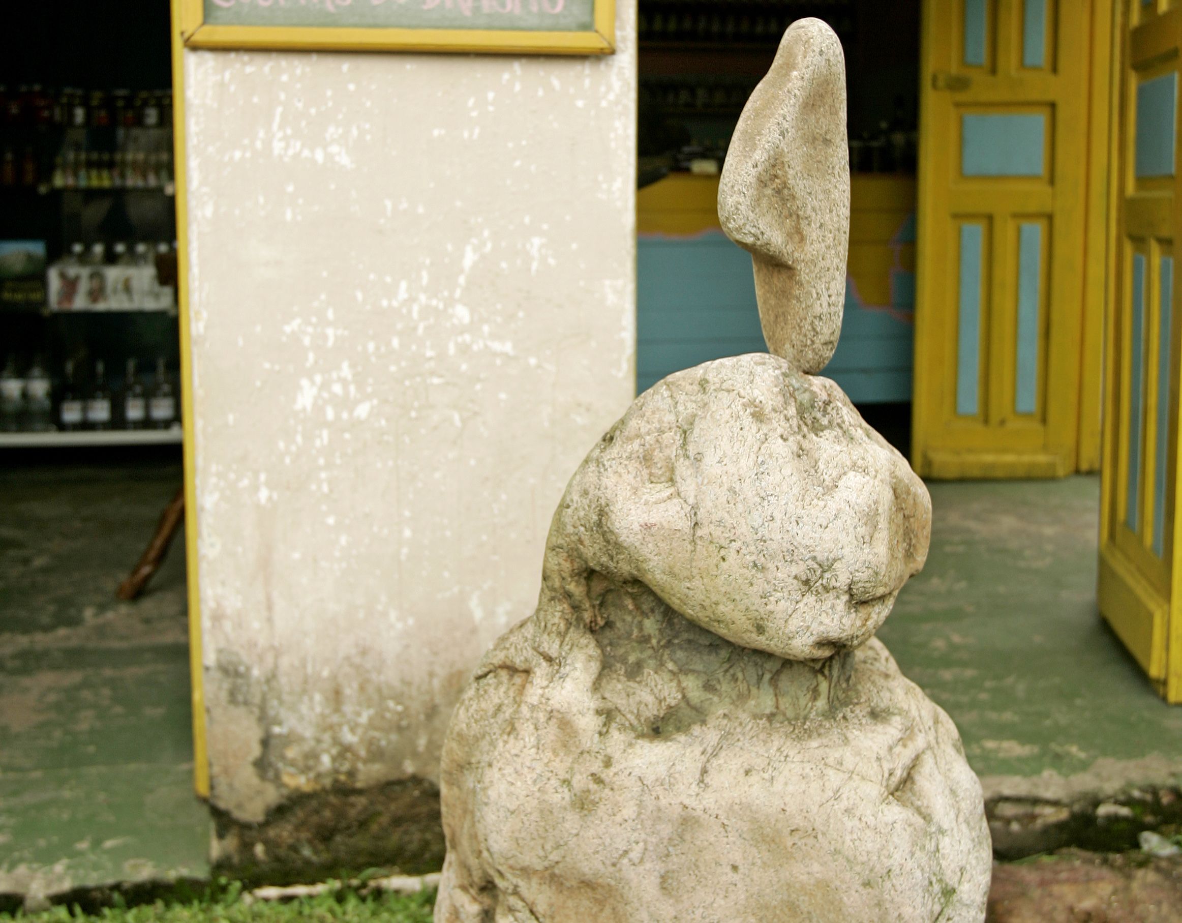 Esculturas decoram a entrada da loja de produtos coloniais na localidade do Porto de Cima, ao pé da Estrada da Graciosa | Antônio More / Agência de Notícias Gazeta do Povo